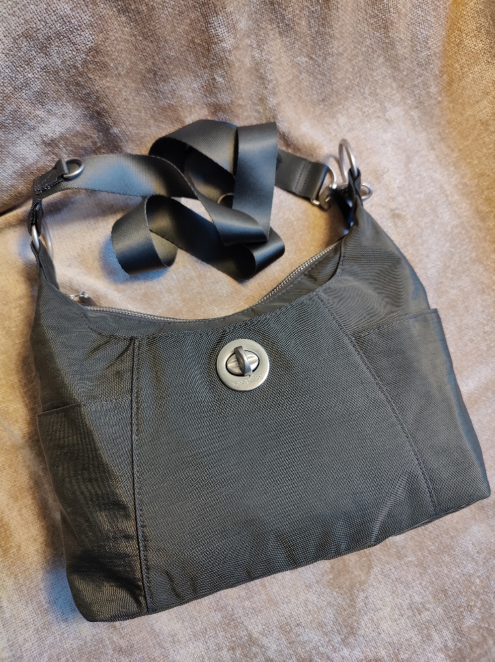 New 🆕 Baggallini Zurich Medium Hobo Crossbody Bag In Cement Grey - Picture 3 of 12